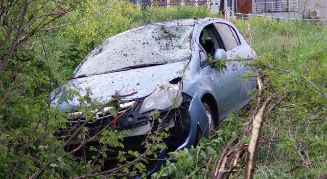 Kazada yola düşen direkten kaçan otomobil takla attı: 1 yaralı