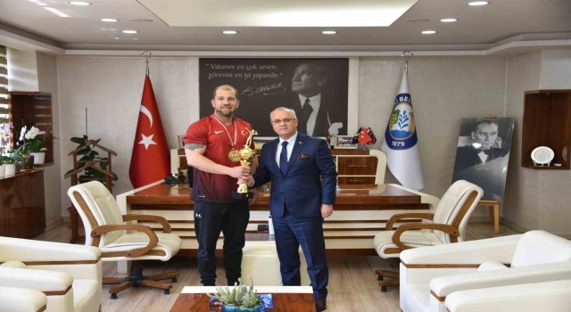Kazandığı kupayı Başkan Kaydaya götürdü