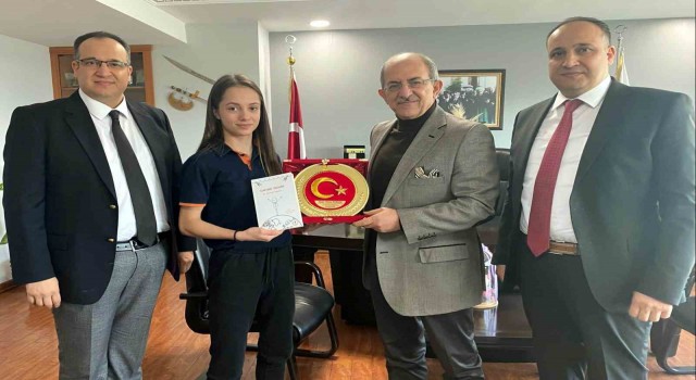 Kemal Tekdenden Avrupa Şampiyonu öğrencisine plaket
