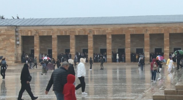 Kılıçdaroğlu, Anıtkabire gelen çocuklarla sohbet etti