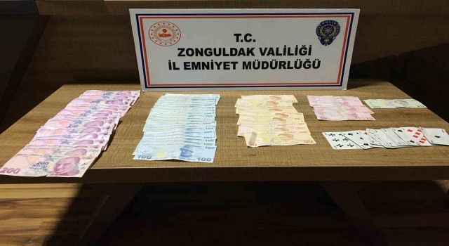 Kıraathanede kumar oynarken yakalandılar