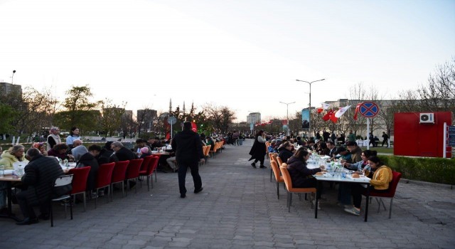Kırgızistanda 3 bin kişiyle sokak iftarı