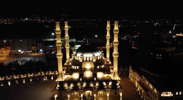 Kırıkkalede 7den 70e herkes camilere akın etti: Kadir Gecesi dualarla idrak edildi