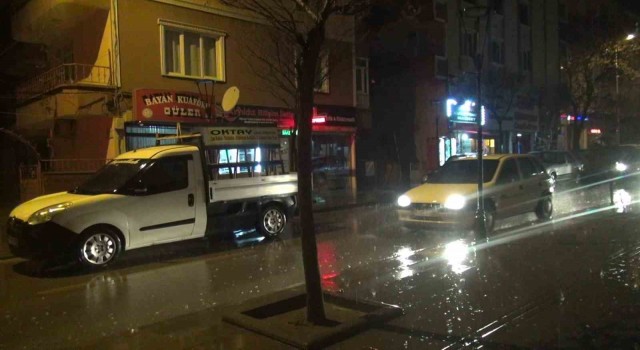 Kırıkkalede sağanak yağış ve fırtına etkili oldu