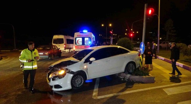 Kırmızı ışık ihlali kazaya neden oldu: 3 yaralı