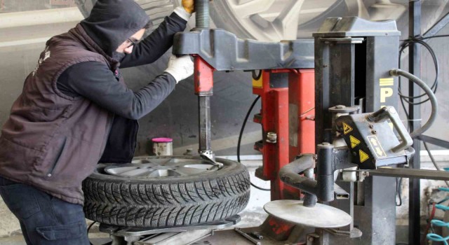 Kış lastiği zorunluluğunun kalkmasıyla oto lastikçilerde hareketlilik sürüyor