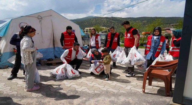 Kızılay bayramda depremzedelerin yanında