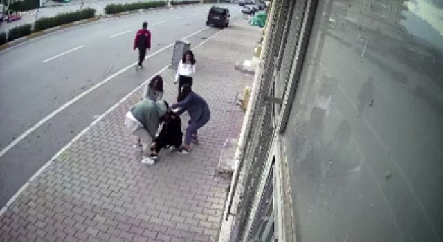 Kızların tekme tokat kavgası güvenlik kamerasına yansıdı