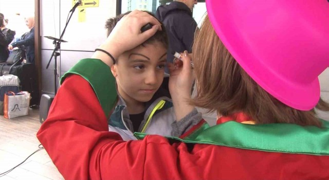 Kâmil Koçtan çocuklara 23 Nisan coşkusu