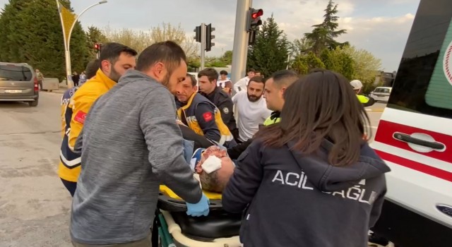 Kocaelide iki otomobil çarpıştı, yol trafiğe kapandı: 5 yaralı