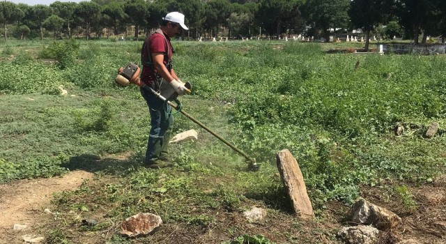 Koçarlıda mezarlık ve camiler bayrama hazırlanıyor