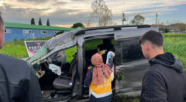 Kontrolden çıkan hafif ticari araç takla attı: 5 yaralı