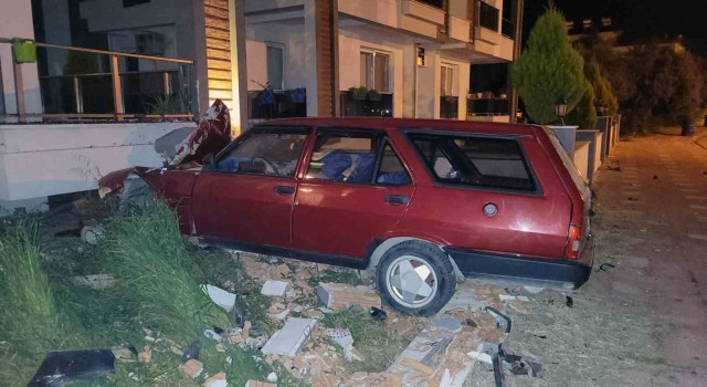 Kontrolden çıkan otomobil evin balkonuna çarptı