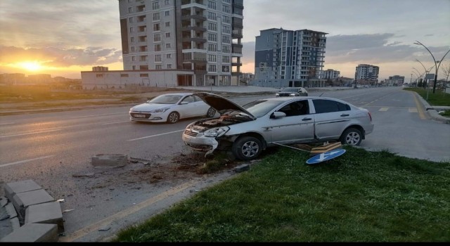 Kontrolden çıkan otomobil refüje çarptı: 6 yaralı