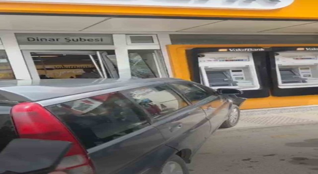 Kontrolden çıkan otomobilin banka şubesine girdiği anlar güvenlik kamerasında