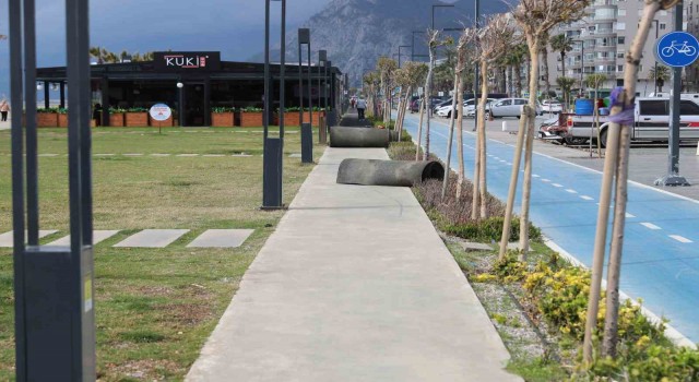 Konyaaltı Sahilinde yürüyüş yolları yenileniyor
