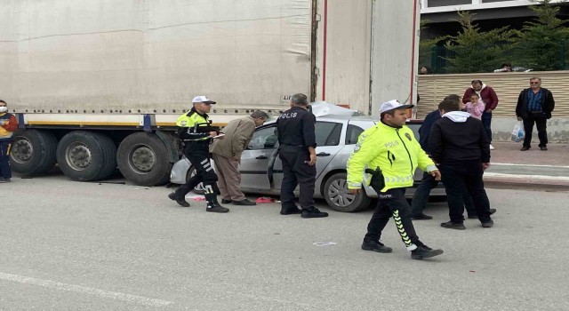 Konyada otomobil park halindeki tıra çarptı: 1 ölü, 3 yaralı