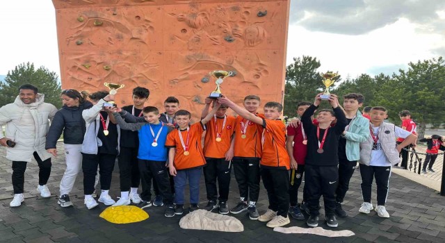 Köprüören Tek Termik Ortaokulu “Spor Tırmanışı dalında 5 kupa, 20 madalya kazandı