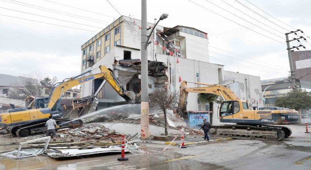 Körfezde riskli kamu binaları yıkılıyor