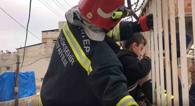 Korkuluk demirine sıkışan çocuğu itfaiye kurtardı