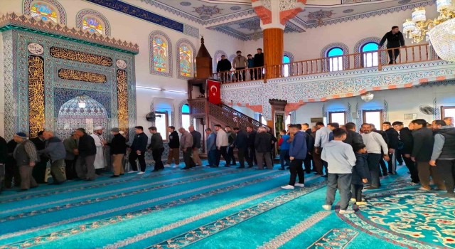 Köyceğizde bayram namazında camiler doldu taştı