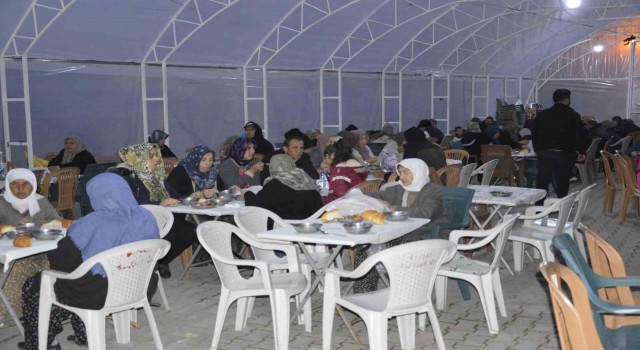 Köylünün imece usulü gerçekleştirdiği iftar yemeği geleneği devam ediyor