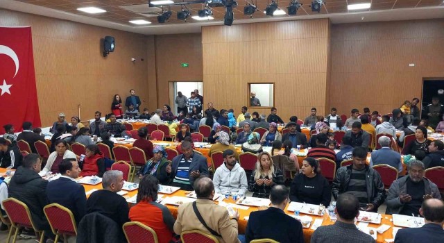 Kozanda Romanlar iftar sofrasında bir araya geldi