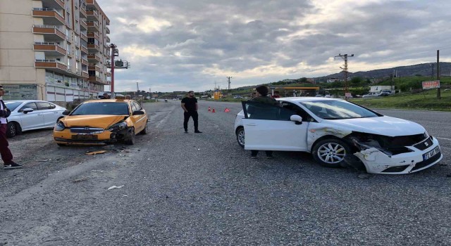 Kozlukta iki araç kafa kafaya çarpıştı