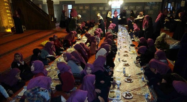 Küçük Kuran kursu öğrencileri tarihi camide iftar açtı