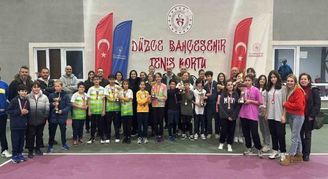 Küçük tenisçiler yarıştı