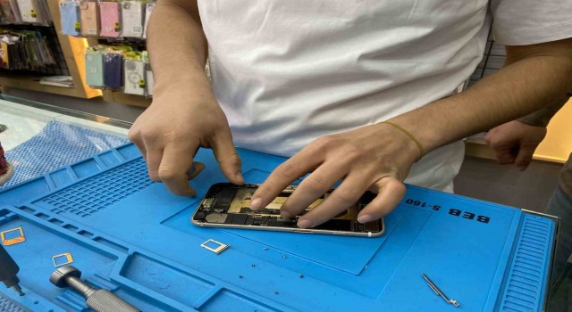 Küçükçekmecede telefon bataryasının patladığı anlar kamerada
