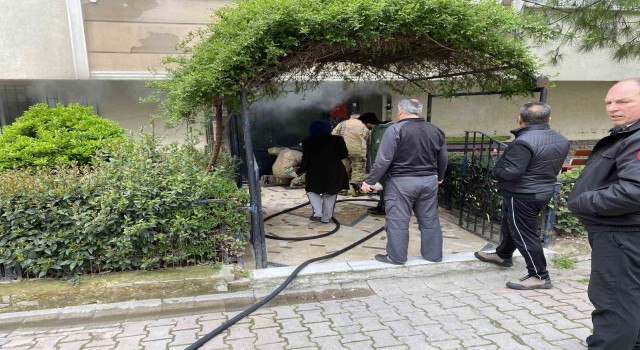 Küçükçekmecede yangın paniği: 1 kadın ağır yaralandı