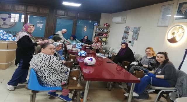 Kulada kadınlar ekmeğini futbol topundan çıkarıyor