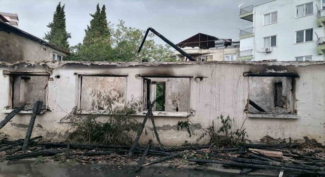 Kullanılmayan müstakil ev, alev alev yandı