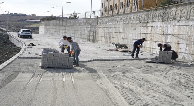 Kulpun yeni asri mezarlık yolunda parke taşı döşeme çalışmaları tamamlandı