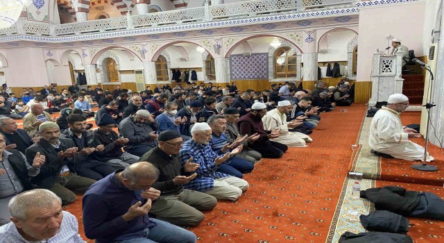 Kuluda Kadir Gecesinde vatandaşlar camilere akın attı