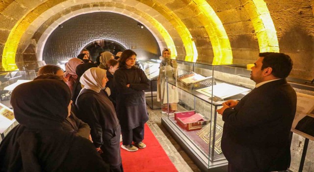 Kuran Ayında Kuran Sergisine Büyük İlgi