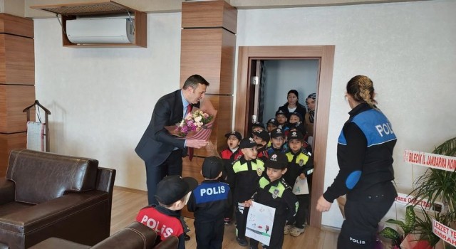 Kuran Kursu miniklerinden polis amcalarına ziyaret