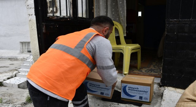 Kuşadası Belediyesi ramazan yardımlarını sürdürüyor