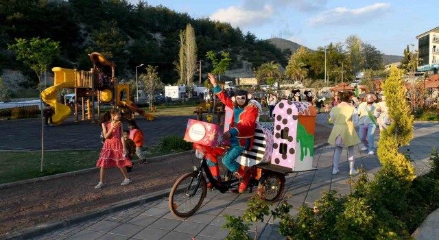 Kuşadası Belediyesiden çocuklara bayram sürprizi