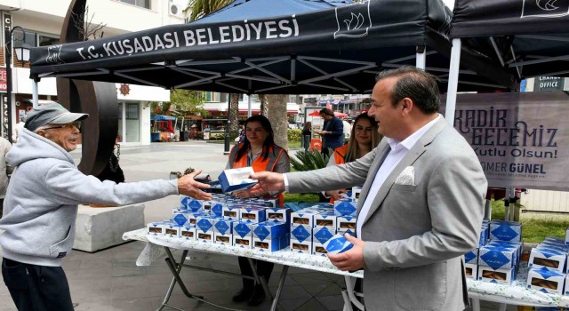 Kuşadası Belediyesinden kandil simidi ikramı