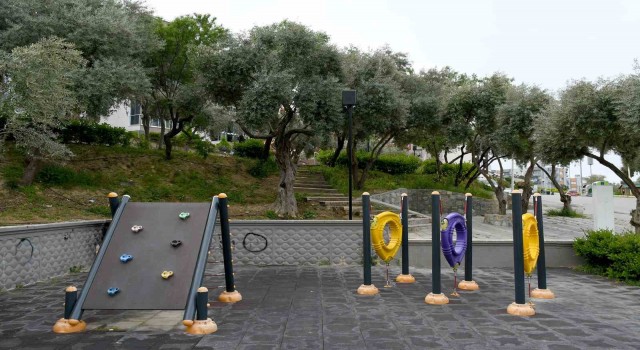 Kuşadasında çocuk parkları güvenli hale getiriliyor