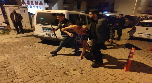 Kuşadasında iki grup arasında bıçaklı kavga: 2 yaralı