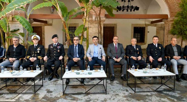 Kuşadasında ilçe protokolü vatandaşlar ile bayramlaştı