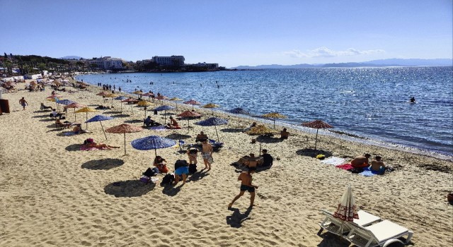 Kuşadasının dünyaca ünlü Kadınlar Denizi Plajında bayram yoğunluğu