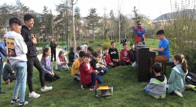 Kusursuz kulak Bager depremzede çocuklar için piyano çaldı