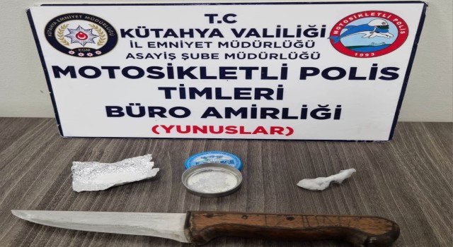 Kütahyada bir kişinin üzerinde uyuşturucu madde ve kesici alet ele geçirildi