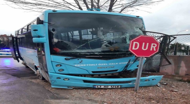 Kütahyada halk otobüsü ile otomobil çarpıştı: 1 yaralı