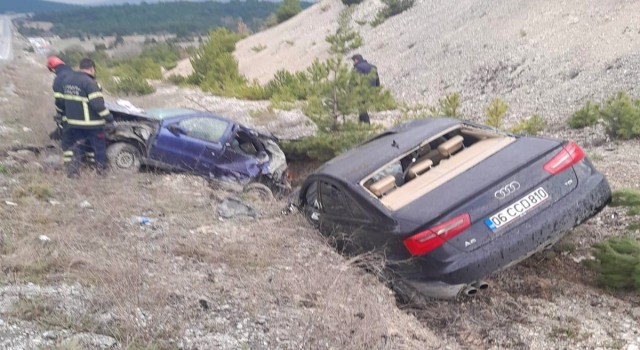 Kütahyada iki otomobilin çarpıştığı trafik kazasında 3 kişi yaralandı