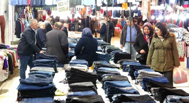 Kütahyada kıyafet pazarı vatandaşların akınına uğruyor